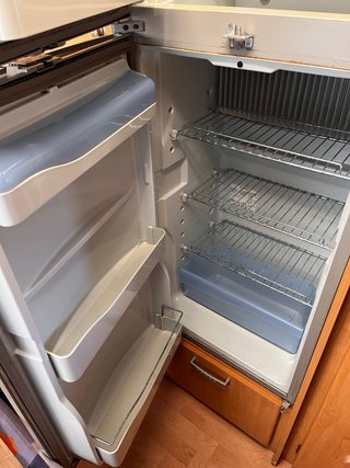 Nevera trivalente para caravana Dometic