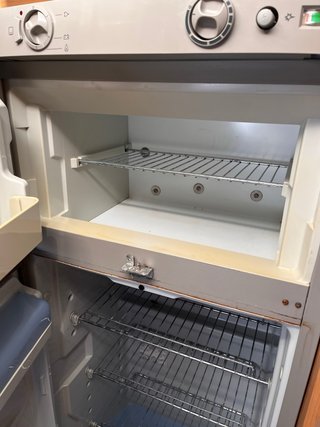 Nevera trivalente para caravana Dometic