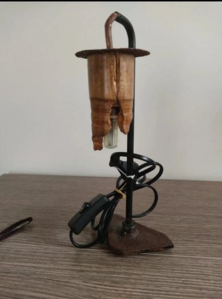 Lampada da tavolo in legno e metallo