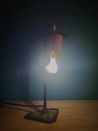 Lampada da tavolo in legno e metallo