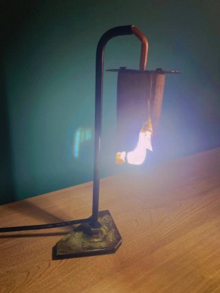 Lampada da tavolo in legno e metallo