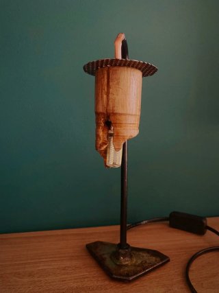 Lampada da tavolo in legno e metallo