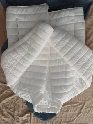 Chaqueta blanca acolchada y chubasquero marino