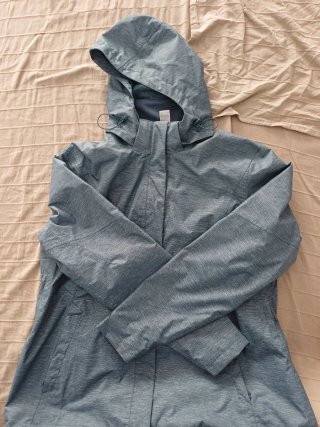 Chaqueta blanca acolchada y chubasquero marino