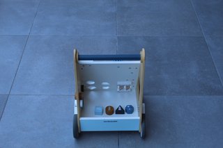 Andador de madera con actividades