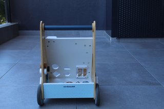 Andador de madera con actividades