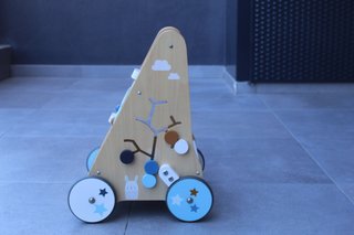 Andador de madera con actividades