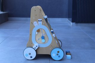 Andador de madera con actividades