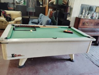 Mesa de billar con accesorios