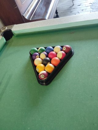 Mesa de billar con accesorios