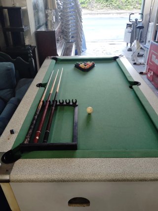 Mesa de billar con accesorios