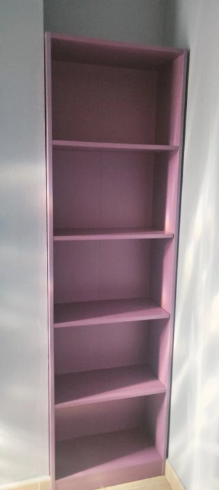 Estantería de madera morada