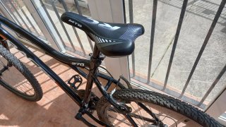 Bicicleta de montaña negra y naranja