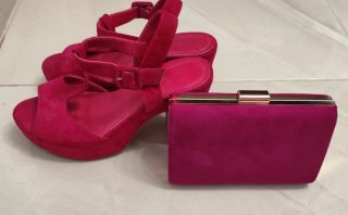 Conjunto bolso y sandalias fucsia