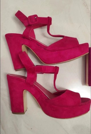 Conjunto bolso y sandalias fucsia