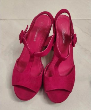 Conjunto bolso y sandalias fucsia