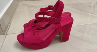 Conjunto bolso y sandalias fucsia