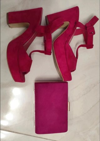 Conjunto bolso y sandalias fucsia