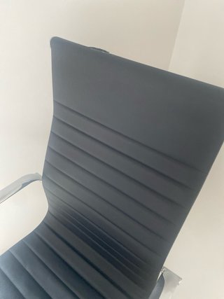 Silla de oficina ergonómica piel negra