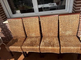 4 Sillas de mimbre con estructura de madera