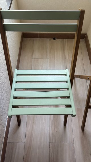 Conjunto mesa y 2 silla(1 rota)terraza/balcón