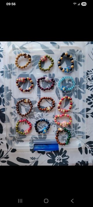 Pulseras de madera con charms