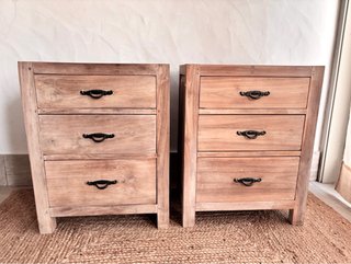 Mesitas de noche de madera maciza.