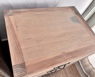 Mesitas de noche de madera maciza.