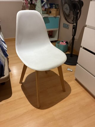 Silla de escritorio blanca y madera
