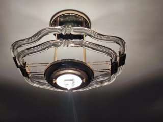 Lámpara de techo dorada y transparente