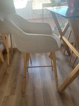 Taburete alto beige y madera