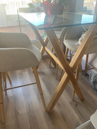 Taburete alto beige y madera