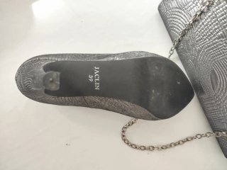 Zapatos de tacón y bolso de mano plateados