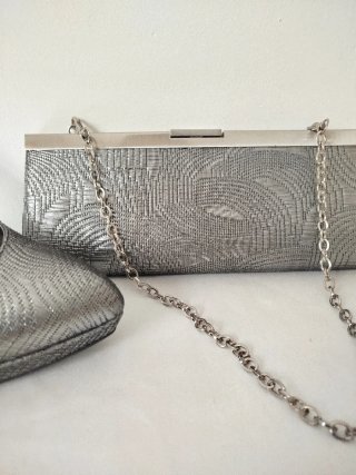 Zapatos de tacón y bolso de mano plateados