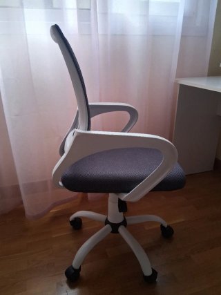 Silla de escritorio gris y blanca