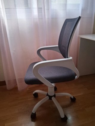 Silla de escritorio gris y blanca