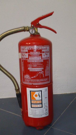 Extintor Polvo Seco 89B,mantiene presion manometro