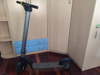 Patinete Eléctrico Gris y Verde