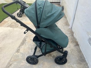Carro de bebé verde