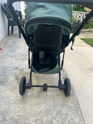 Carro de bebé verde