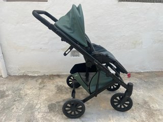 Carro de bebé verde
