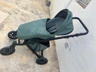 Carro de bebé verde