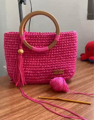 Bolso tejido a ganchilo, diseño exclusivo.