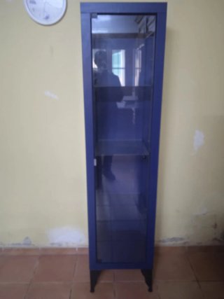 Vitrina expositora azul con puertas de cristal