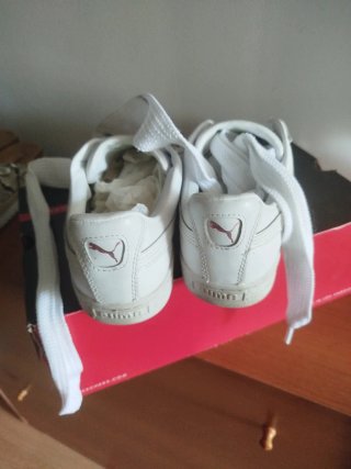 Zapatillas Puma Blancas y Doradas