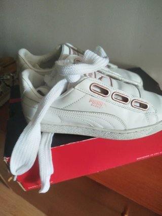 Zapatillas Puma Blancas y Doradas