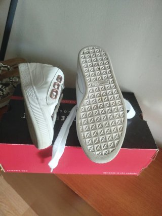 Zapatillas Puma Blancas y Doradas