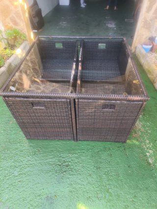 Mesa y sillas de terraza ratán y cristal