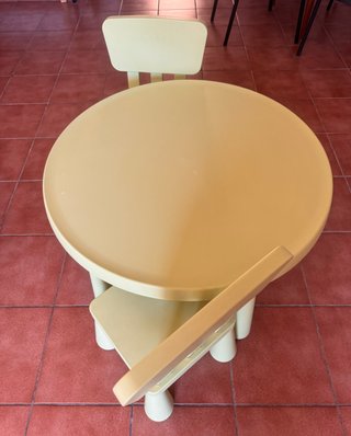 Mesa y 2 Sillas Infantiles IKEA MAMMUT Amarillas