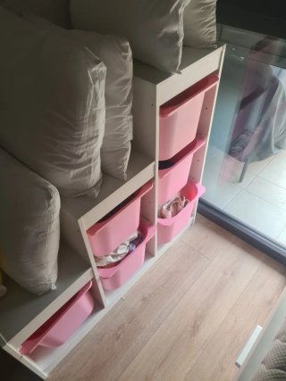Mueble organizador con cajones rosas
